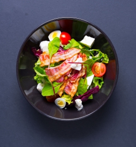 Salotos su feta, putpelių kiaušiniais ir šoninės skrebučiais